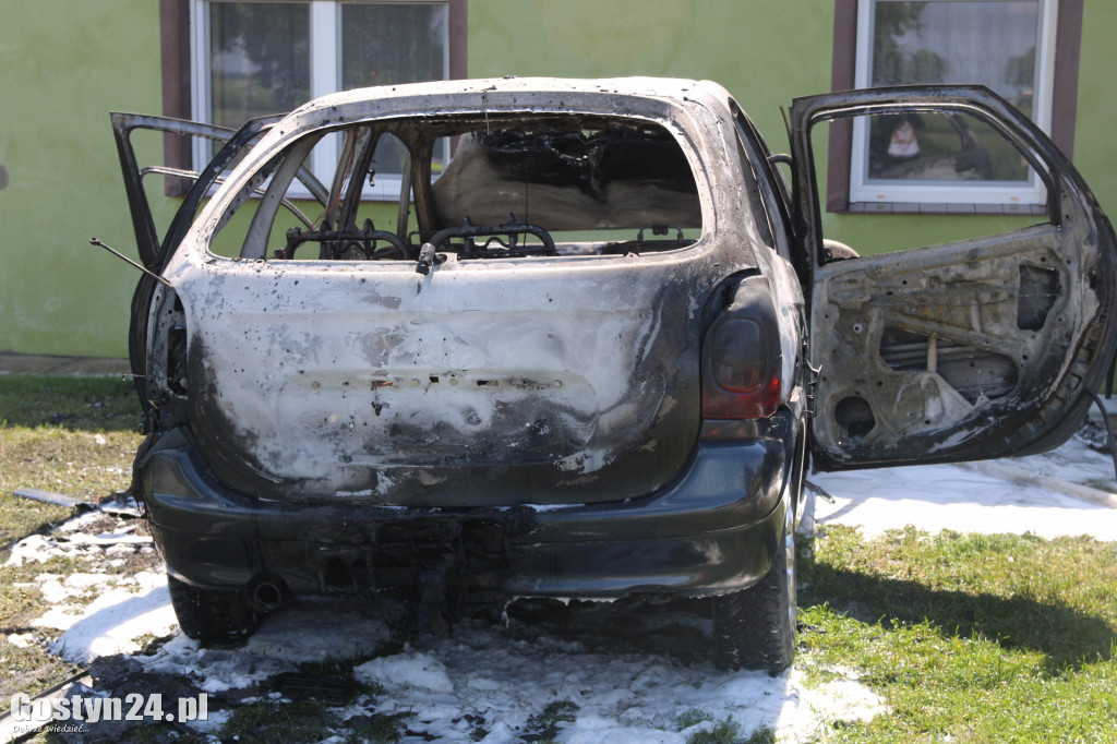 Pożar samochodu w Przyborowie, gmina Krobia