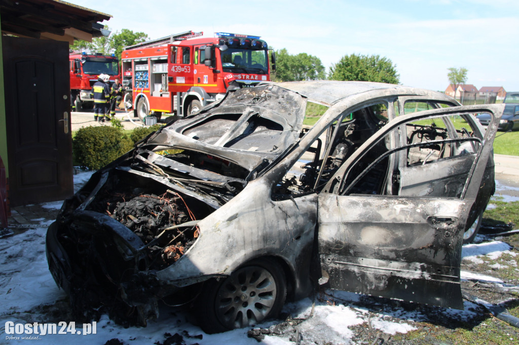 Pożar samochodu w Przyborowie, gmina Krobia