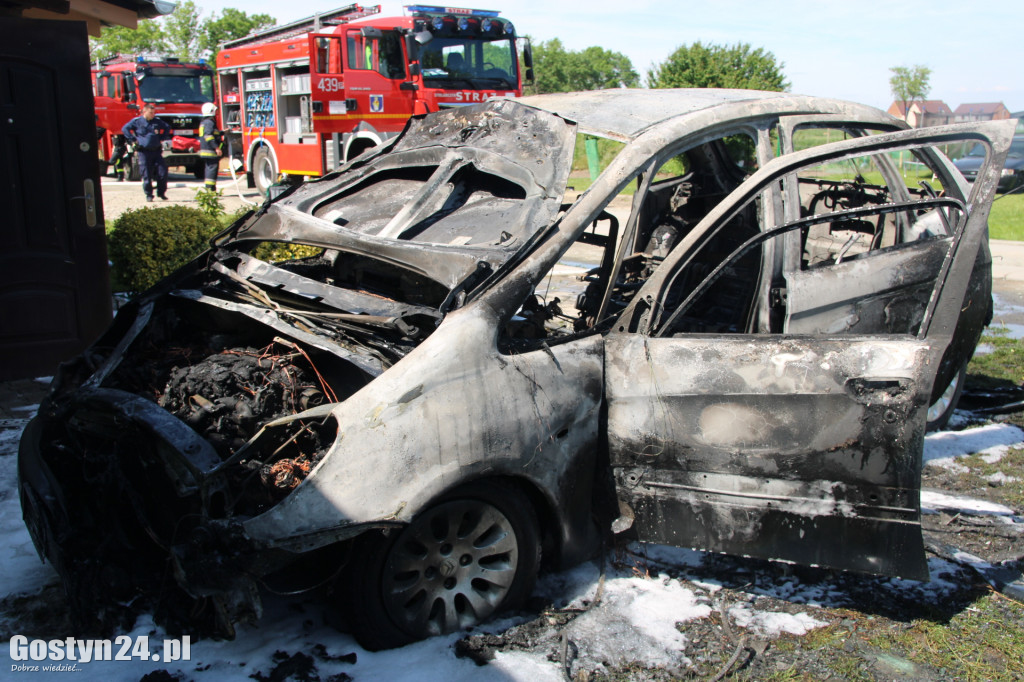 Pożar samochodu w Przyborowie, gmina Krobia