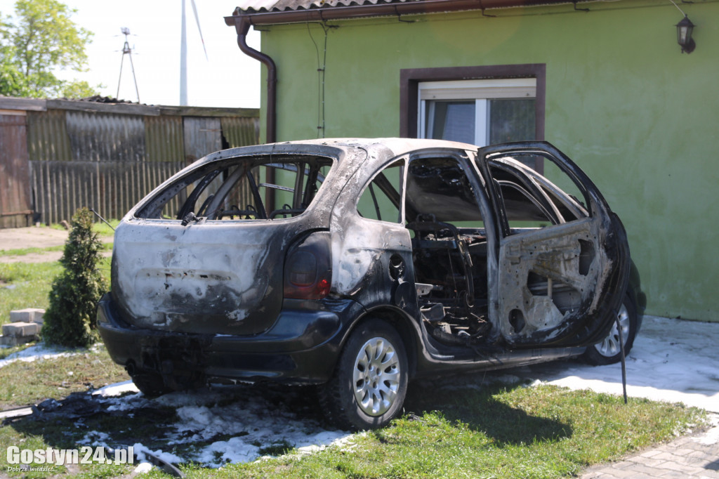 Pożar samochodu w Przyborowie, gmina Krobia