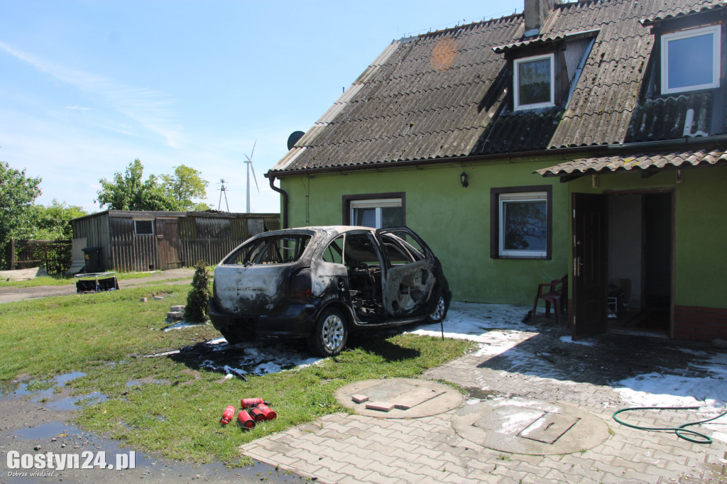 Pożar samochodu w Przyborowie, gmina Krobia