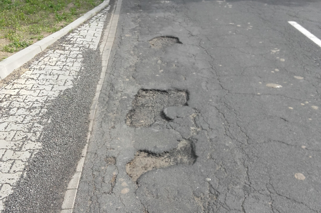 Dziury w drogach na Alert24