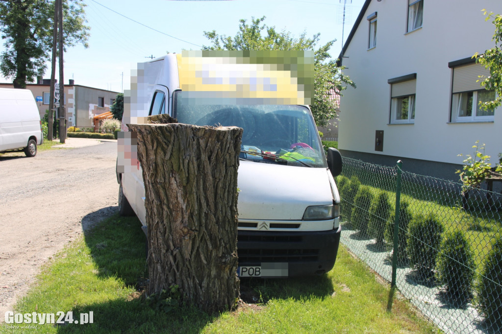 Bus uderzył w drzewo w Dzięczynie