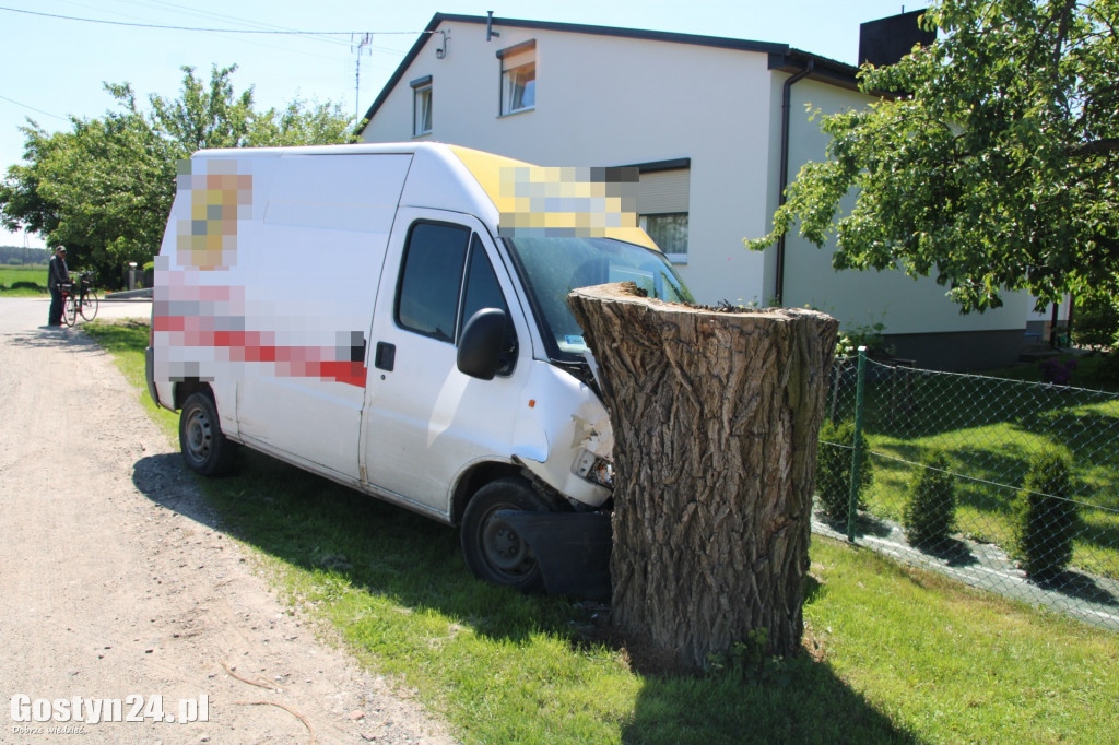 Bus uderzył w drzewo w Dzięczynie