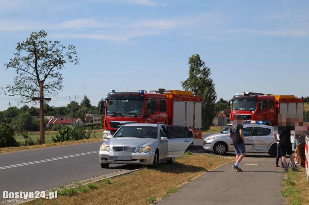 Zderzenie dwóch peugeotów na zakręcie