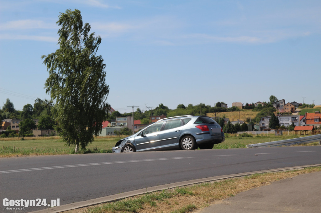 Zderzenie dwóch peugeotów na zakręcie
