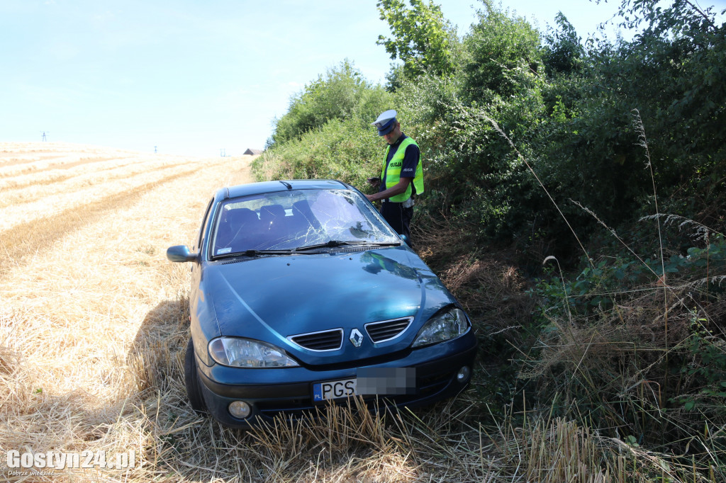 Auto spadło ze skarpy na trasie Talary-Smogorzewo