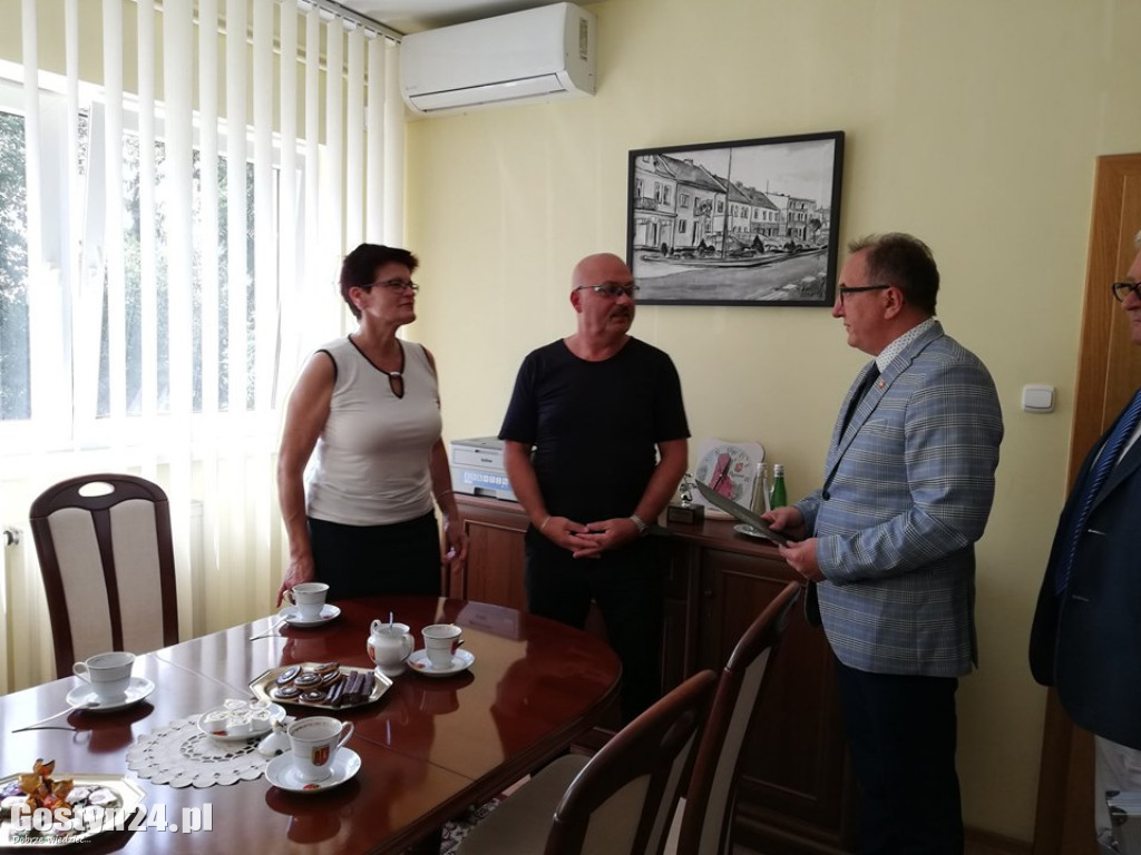Uratowali rodzinę z płonącego auta