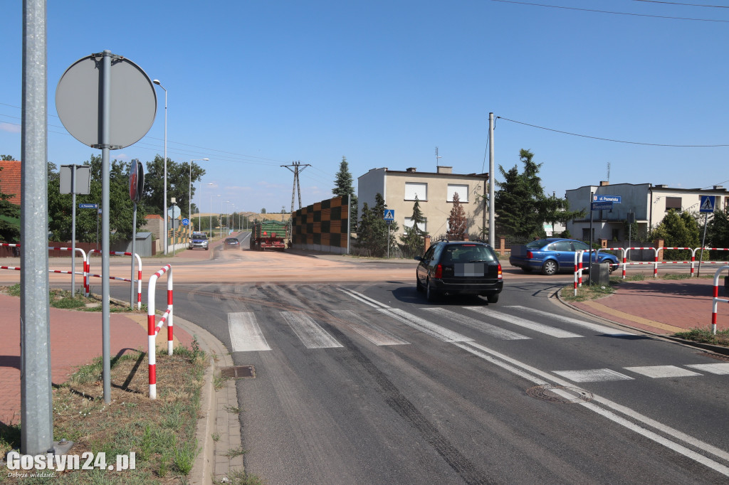 Plama oleju na ul. Poznańskiej w Gostyniu