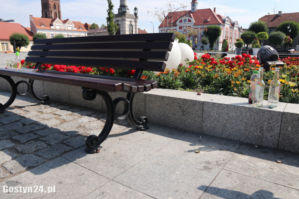 Bałagan na rynku. Butelki, niedopałki, smród...