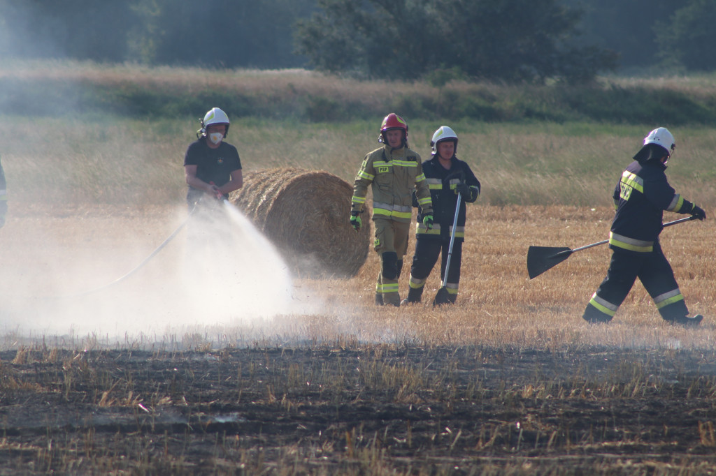 Pożar ścierniska, spłonęła też prasa do słomy