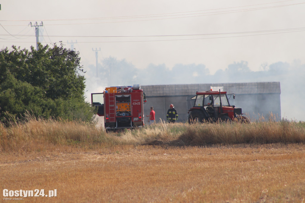 Pożar ścierniska, spłonęła też prasa do słomy