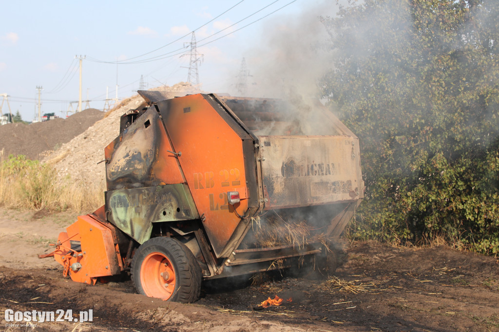 Pożar ścierniska, spłonęła też prasa do słomy