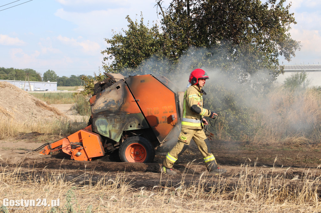 Pożar ścierniska, spłonęła też prasa do słomy
