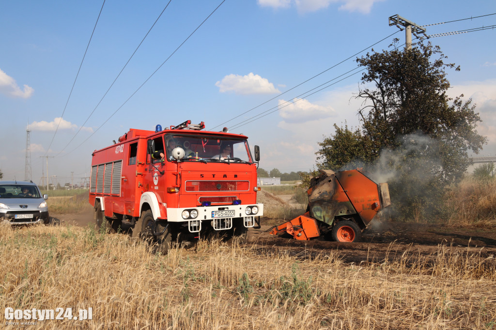 Pożar ścierniska, spłonęła też prasa do słomy
