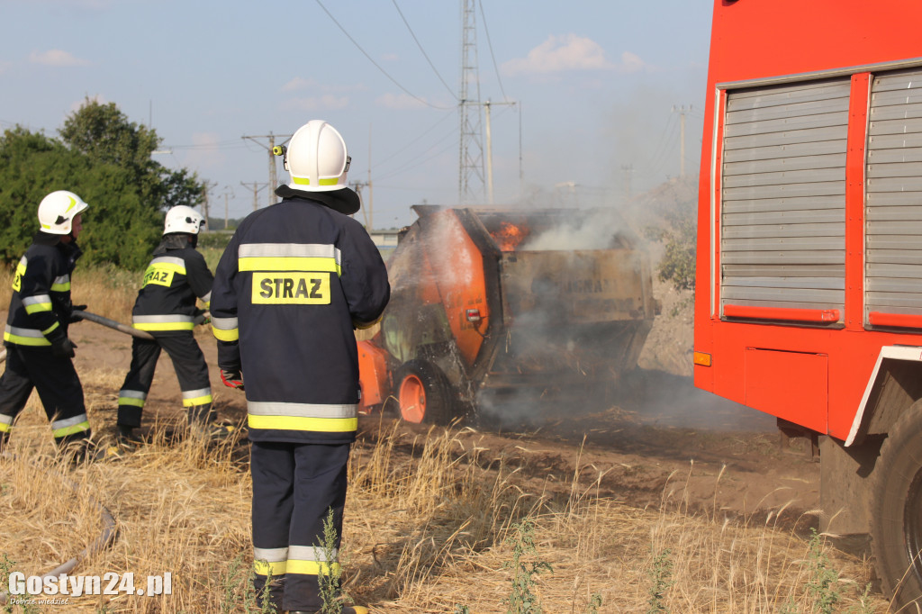Pożar ścierniska, spłonęła też prasa do słomy