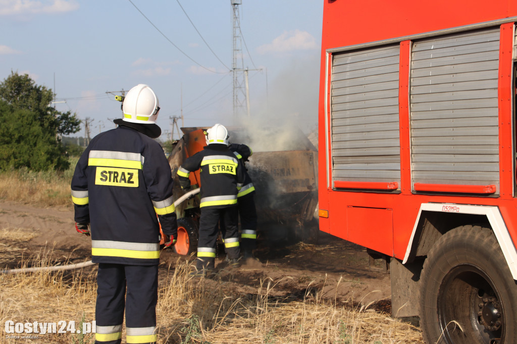 Pożar ścierniska, spłonęła też prasa do słomy