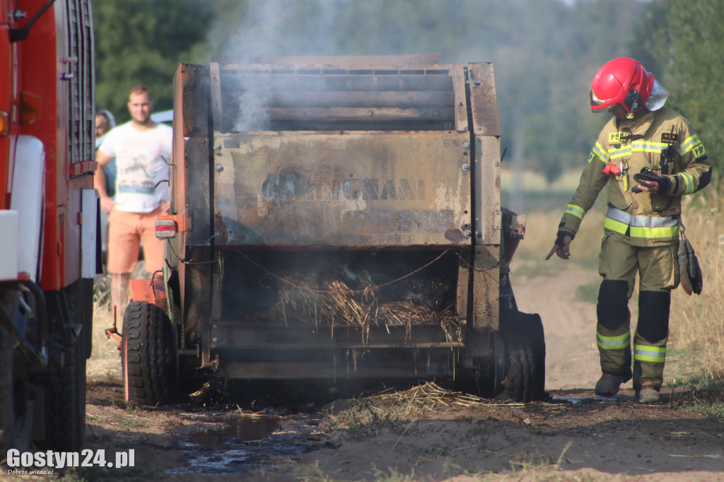 Pożar ścierniska, spłonęła też prasa do słomy