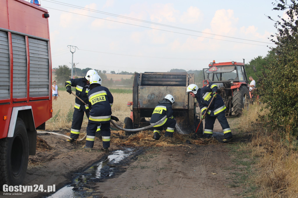 Pożar ścierniska, spłonęła też prasa do słomy