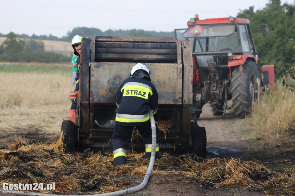 Pożar ścierniska, spłonęła też prasa do słomy
