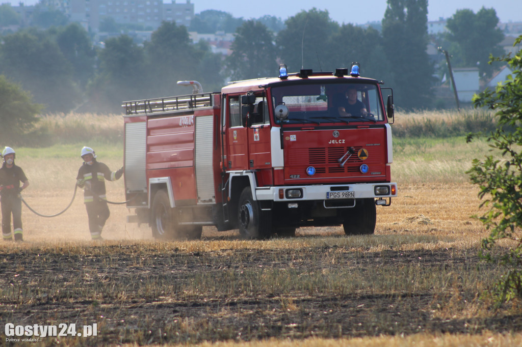 Pożar ścierniska, spłonęła też prasa do słomy