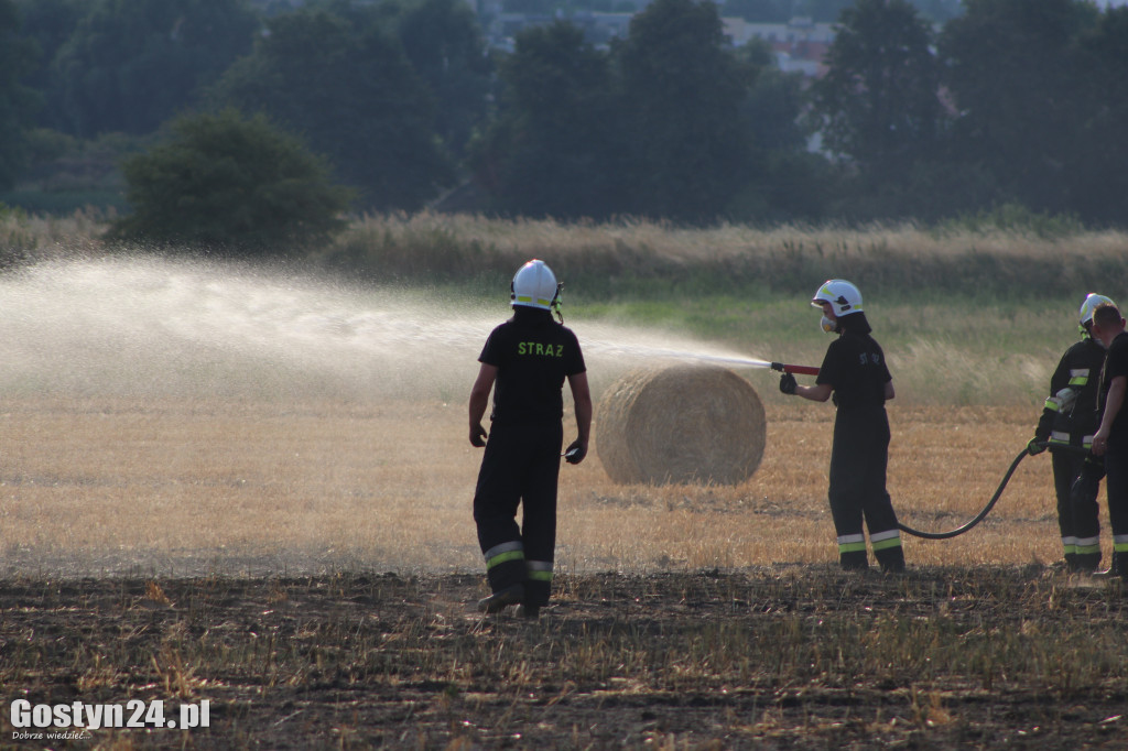 Pożar ścierniska, spłonęła też prasa do słomy