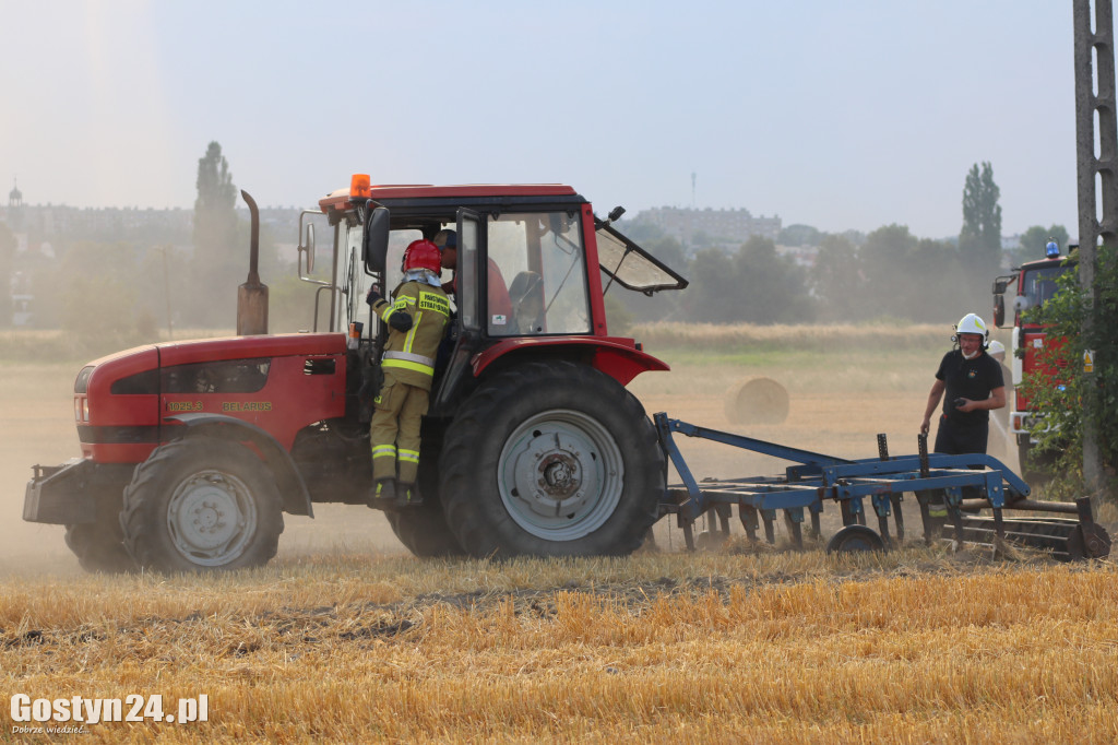 Pożar ścierniska, spłonęła też prasa do słomy