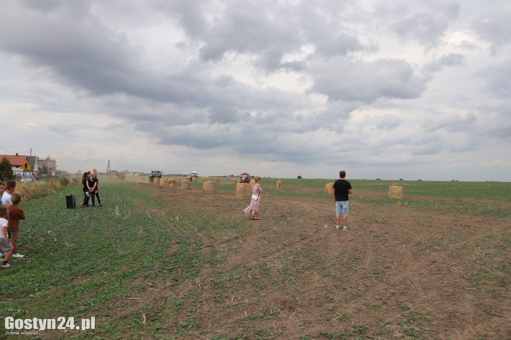 Wyścigi traktorów w miejscowości Bączylas