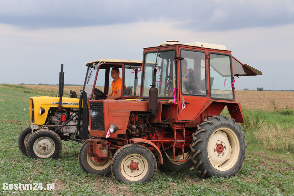 Wyścigi traktorów w miejscowości Bączylas