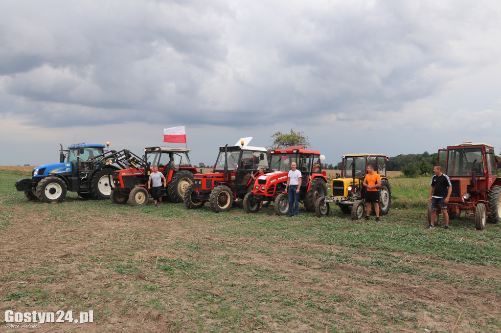 Wyścigi traktorów w miejscowości Bączylas