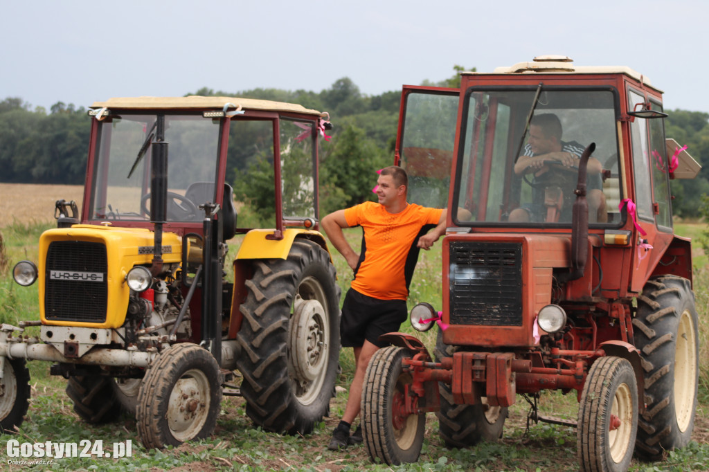 Wyścigi traktorów w miejscowości Bączylas