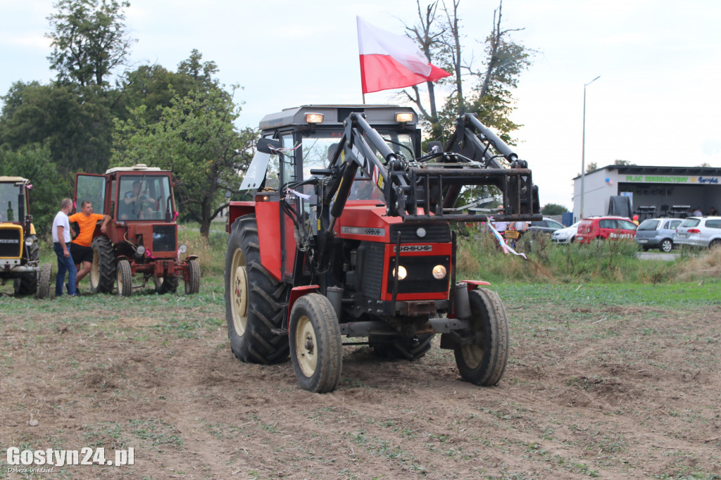 Wyścigi traktorów w miejscowości Bączylas