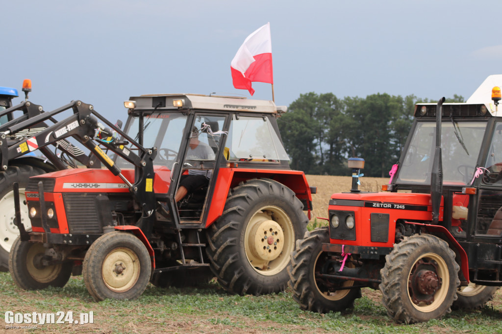 Wyścigi traktorów w miejscowości Bączylas