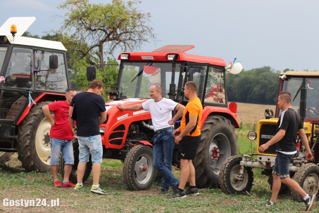 Wyścigi traktorów w miejscowości Bączylas