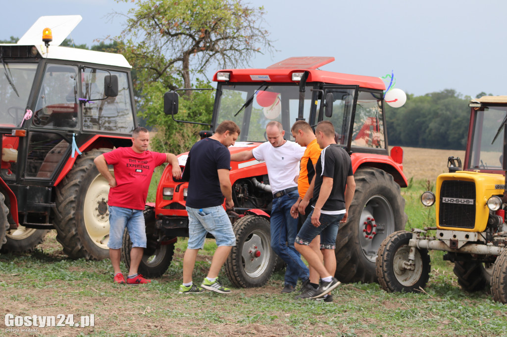 Wyścigi traktorów w miejscowości Bączylas