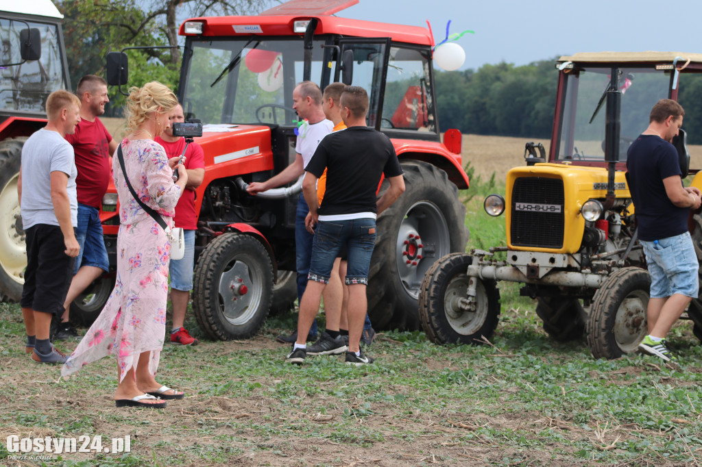 Wyścigi traktorów w miejscowości Bączylas