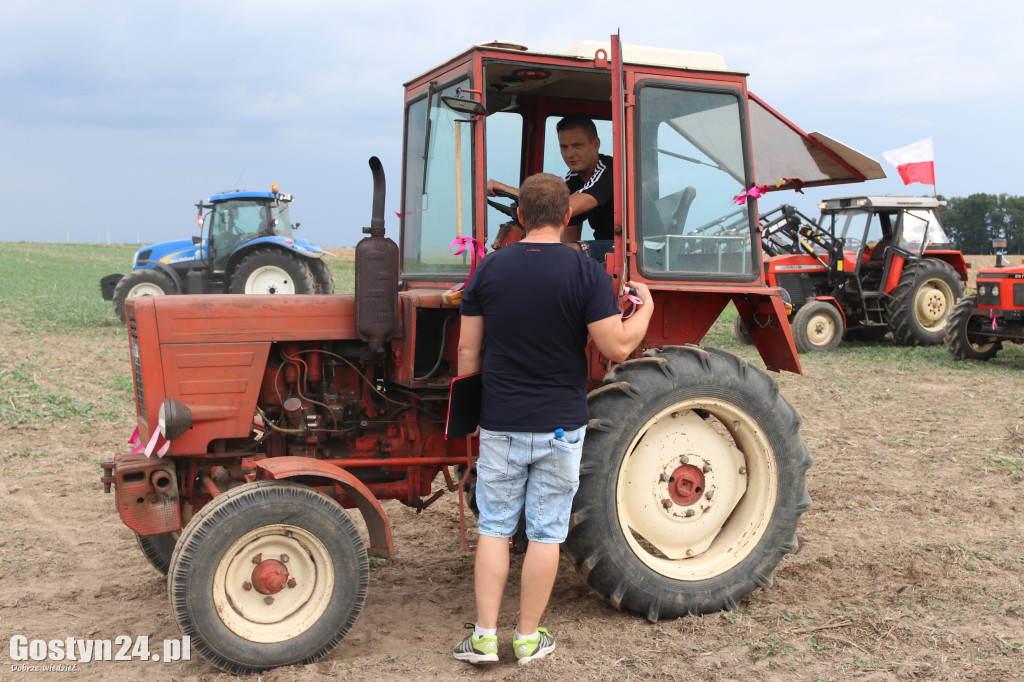 Wyścigi traktorów w miejscowości Bączylas