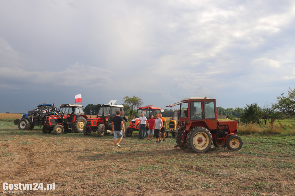 Wyścigi traktorów w miejscowości Bączylas