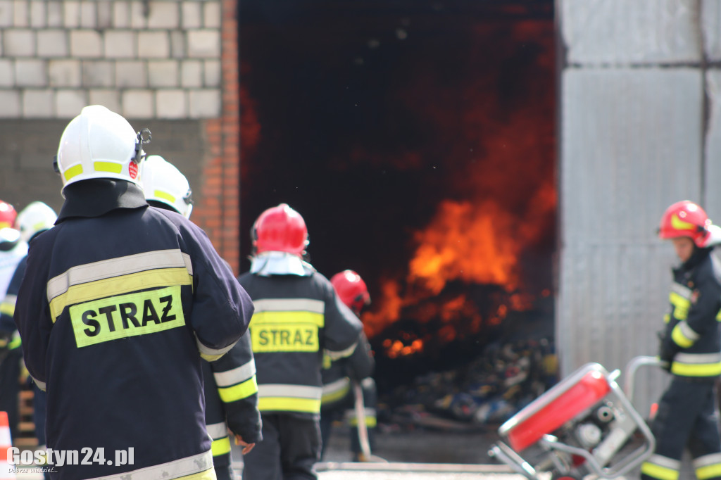 Pożar hali magazynowej w Nowym Belęcinie