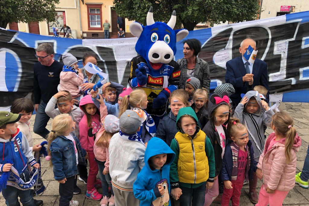 Unia Leszno z flagą w Poniecu