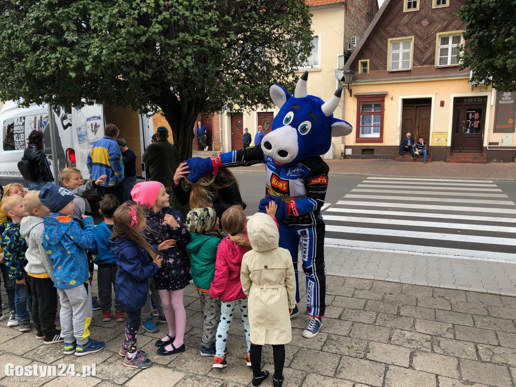 Unia Leszno z flagą w Poniecu