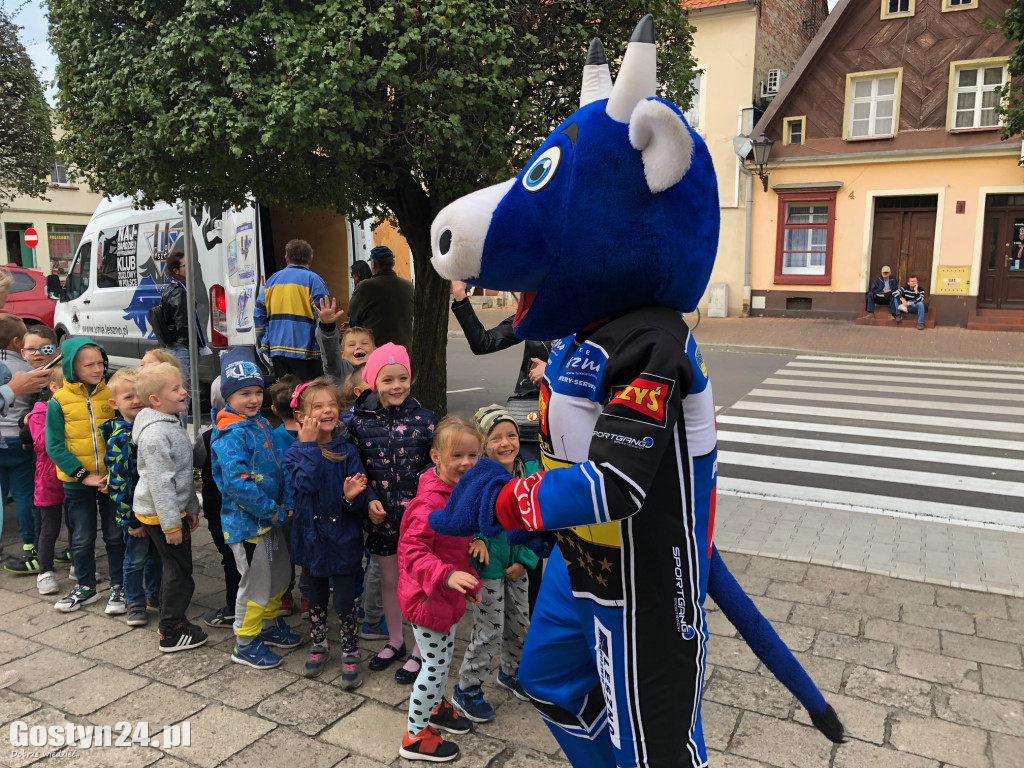 Unia Leszno z flagą w Poniecu