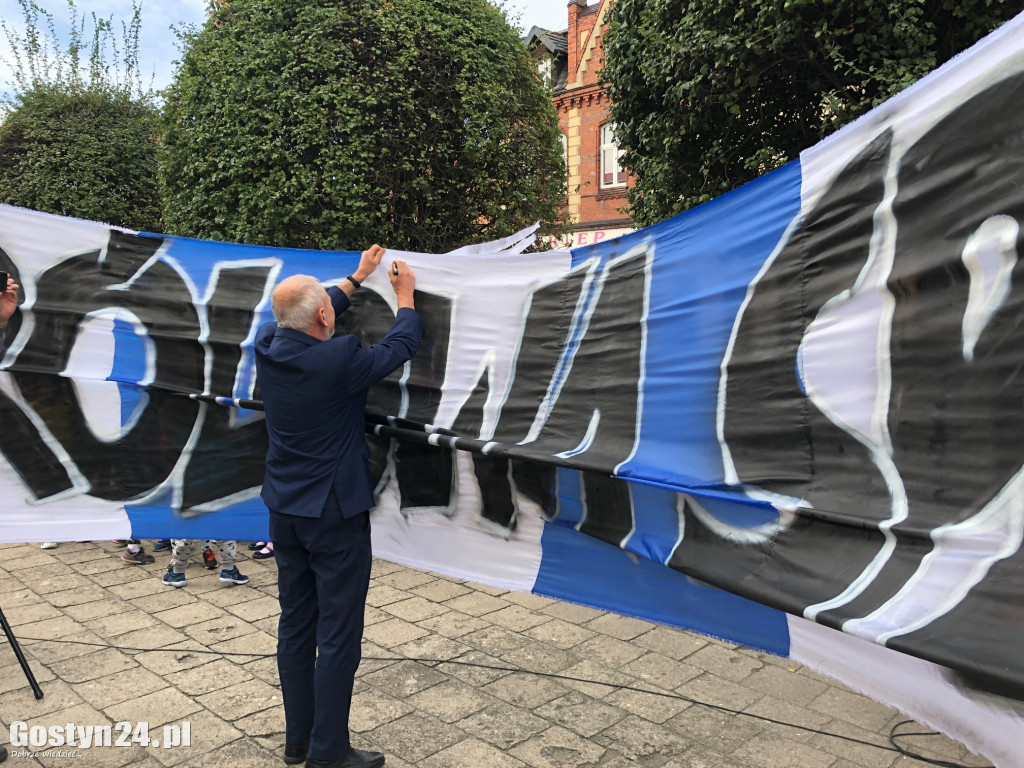 Unia Leszno z flagą w Poniecu