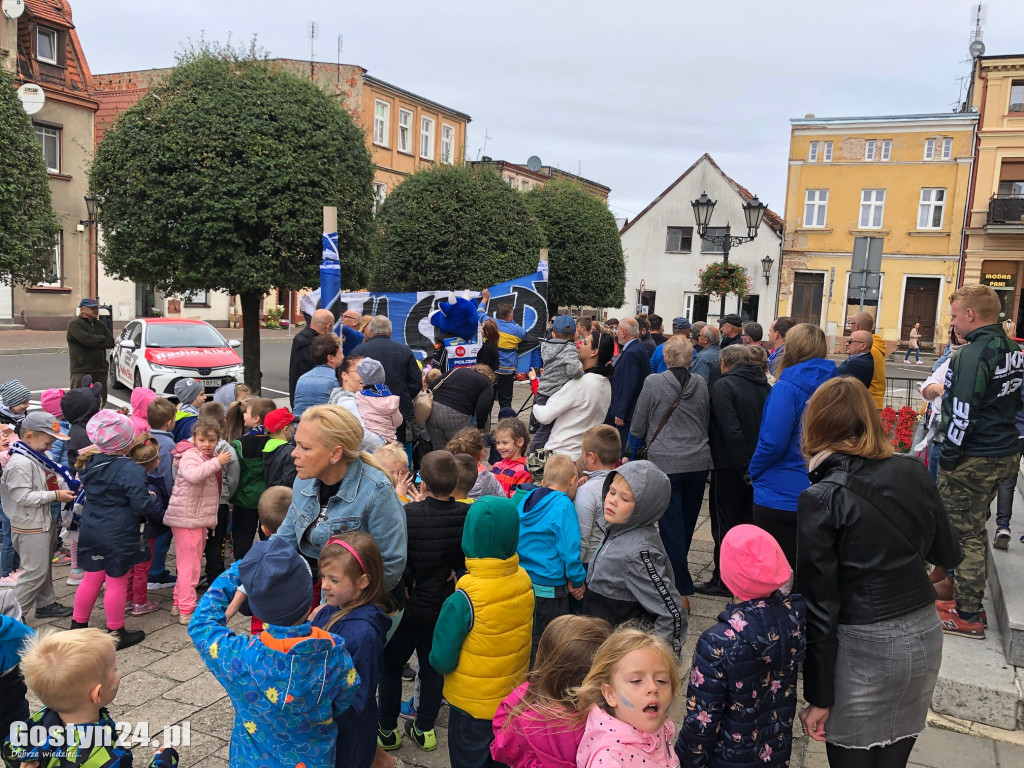 Unia Leszno z flagą w Poniecu