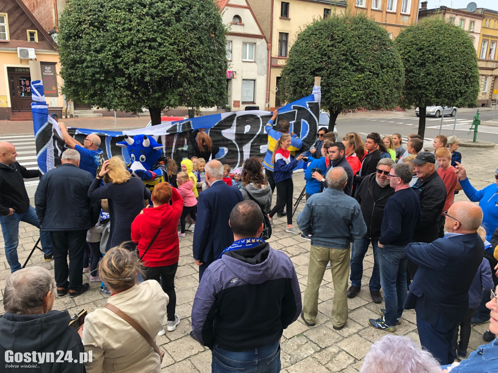Unia Leszno z flagą w Poniecu