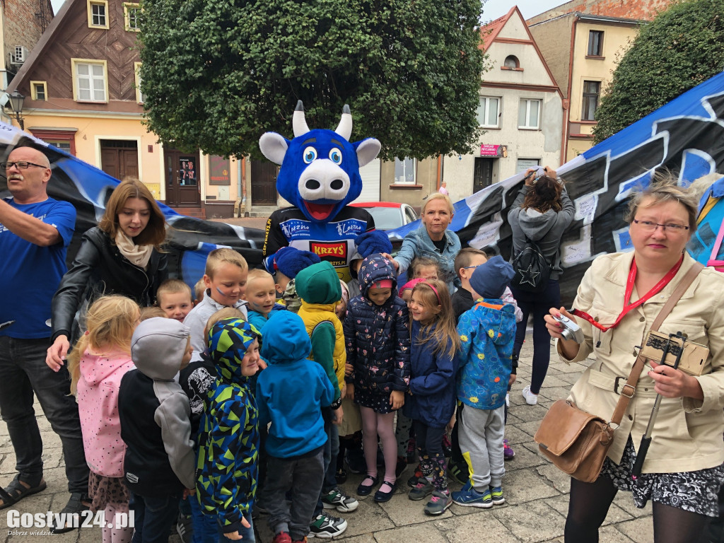 Unia Leszno z flagą w Poniecu