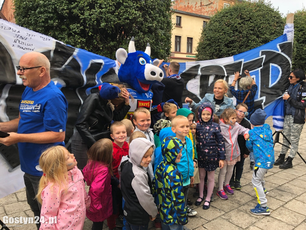 Unia Leszno z flagą w Poniecu