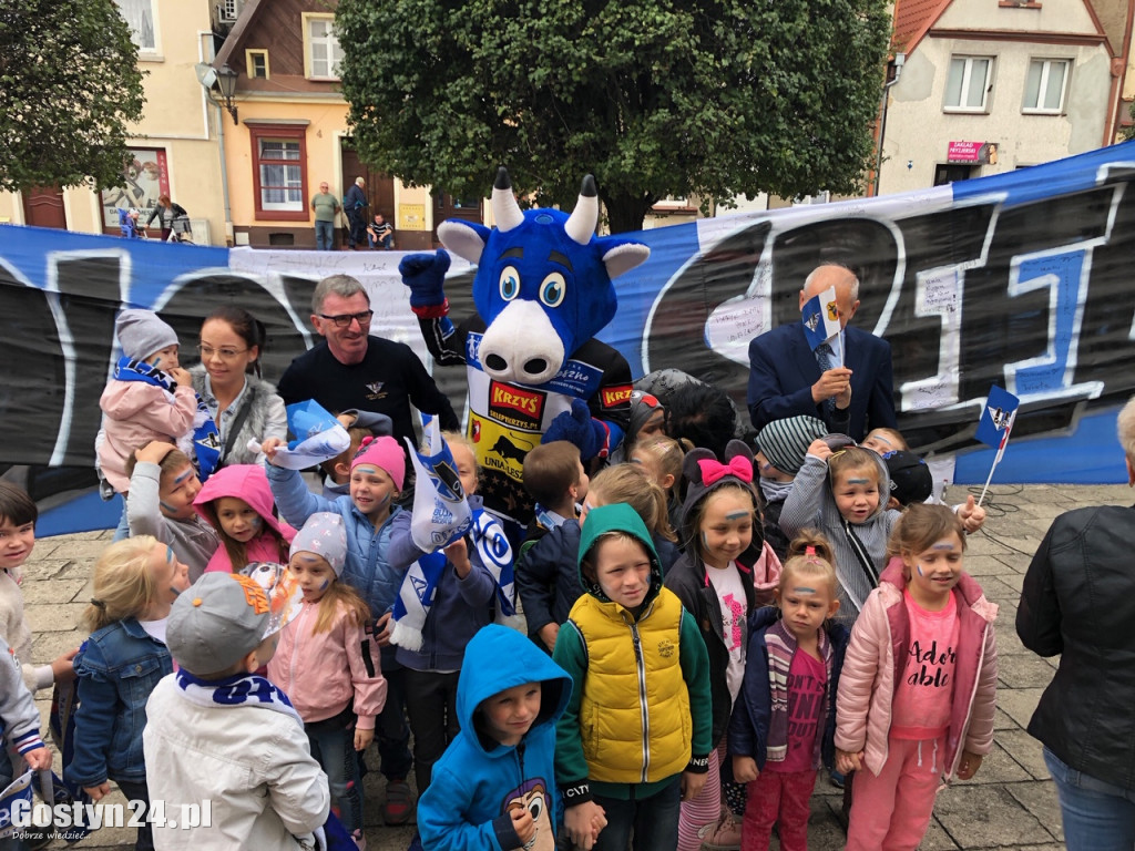Unia Leszno z flagą w Poniecu