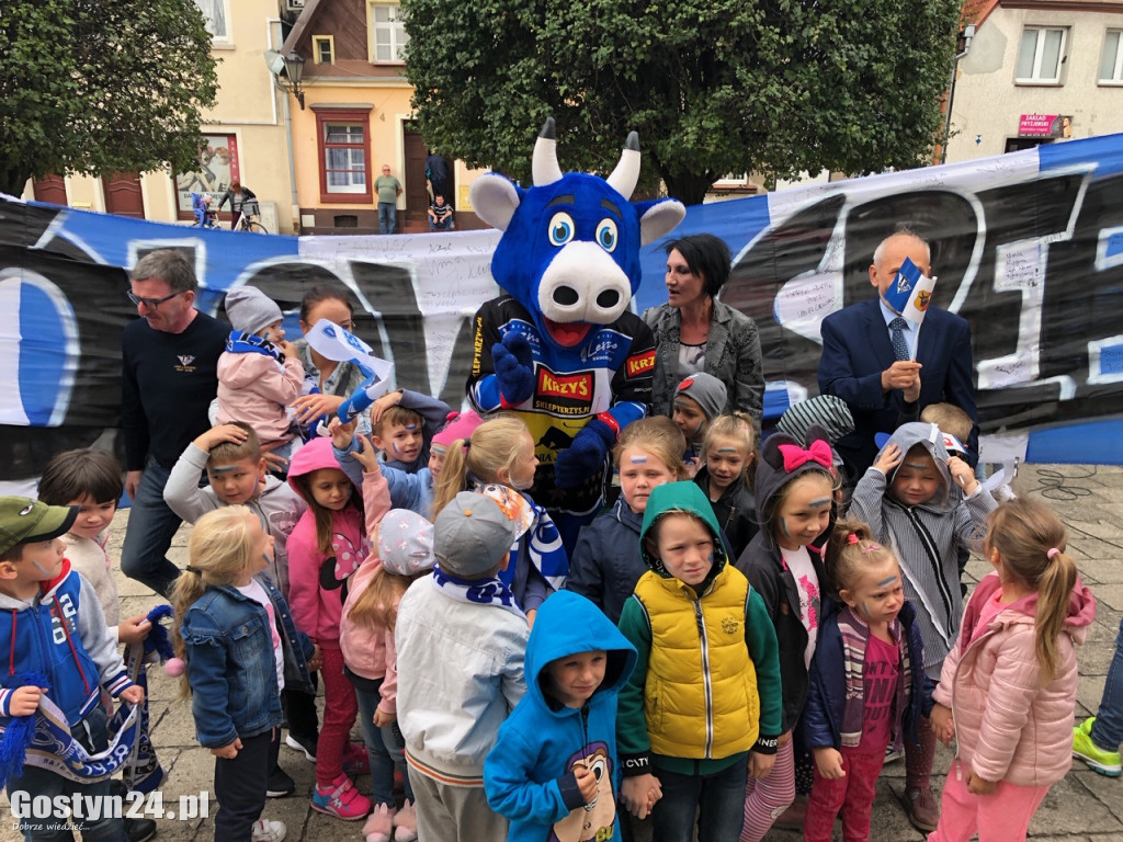 Unia Leszno z flagą w Poniecu