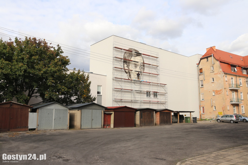 Mural na ścianie gostyńskiego szpitala